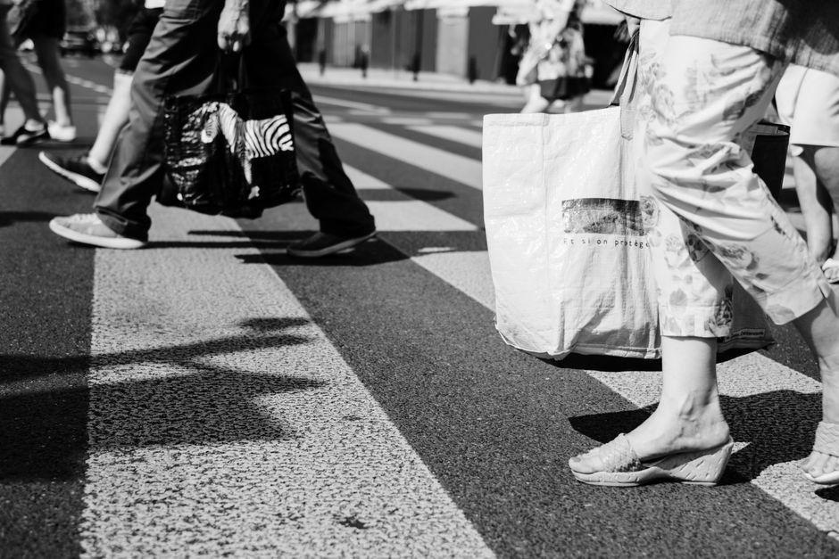A busy urban crosswalk of the type a pedestrian accident lawyer sees in injury claims